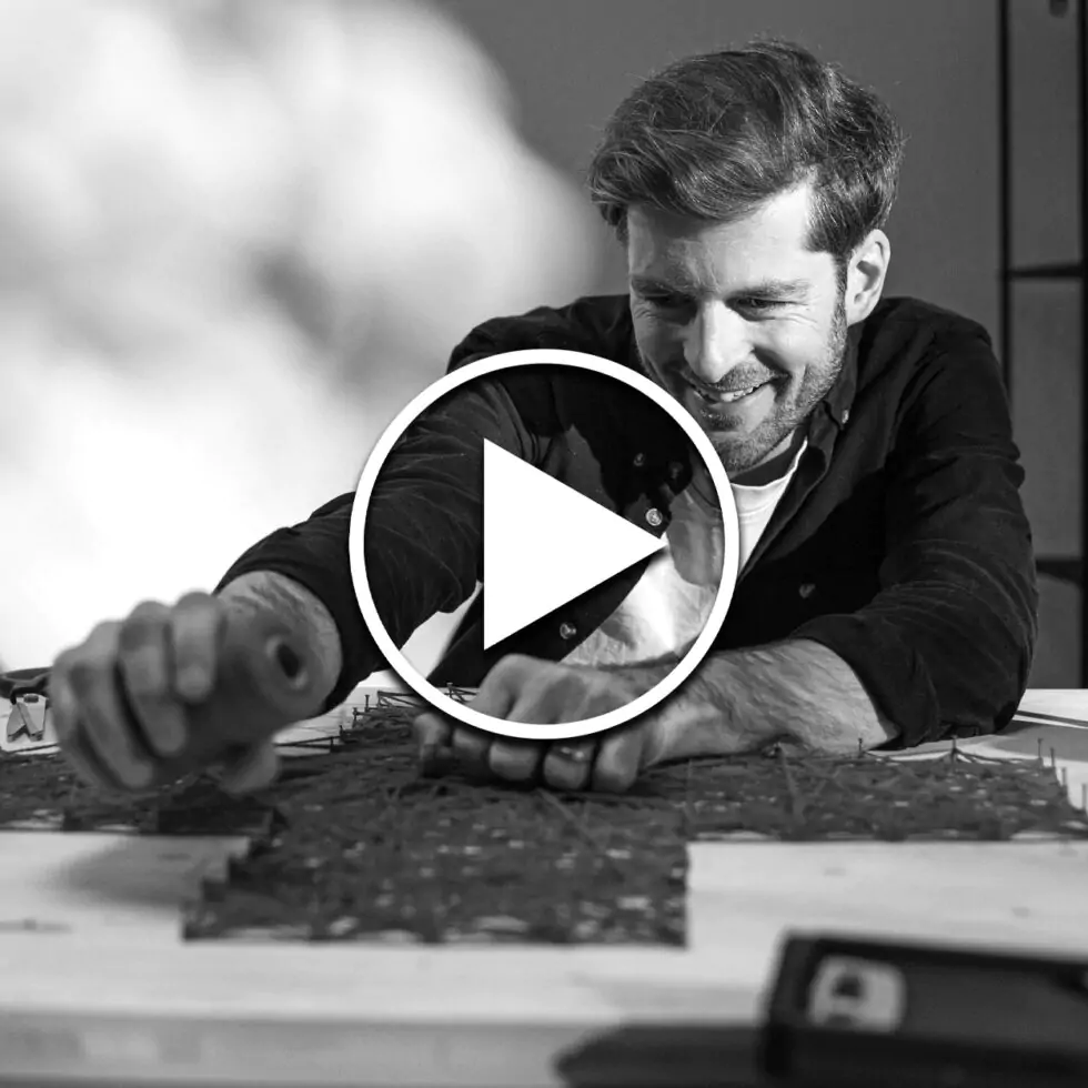 DRK DNA - Mitarbeiter bastelt Spot-Vorschau