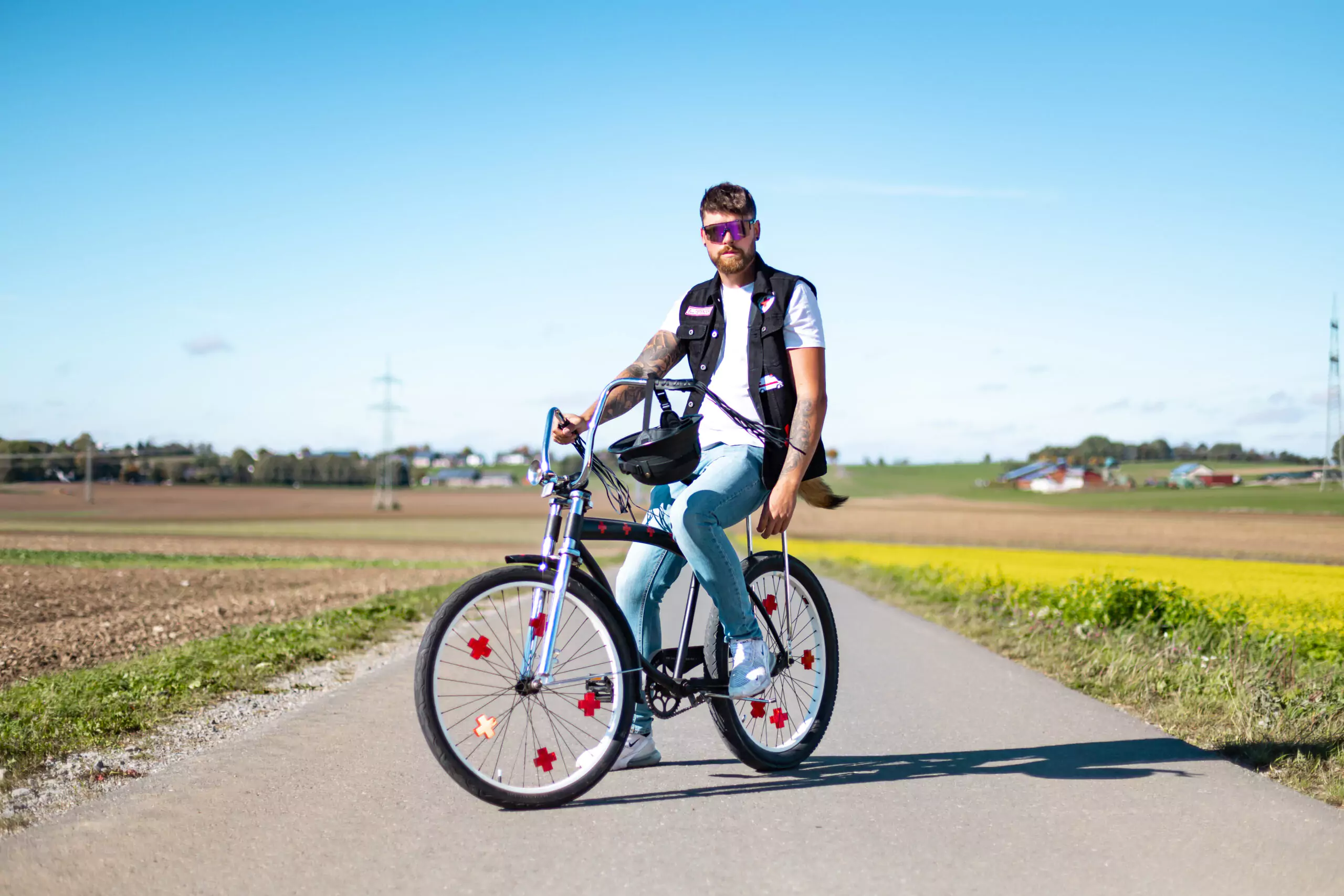 DRK-Mitarbeiter mit einem Fahrrad